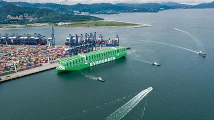 深圳大鵬海關(guān)創(chuàng)新服務(wù)模式，助力鹽田港擴(kuò)展全球新航線與電子商務(wù)發(fā)展